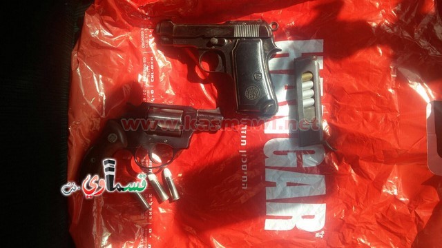 كفرقاسم : مواطن قسماوي يسلم قطعتين من السلاح في نقطة التجميع امام البلدية 